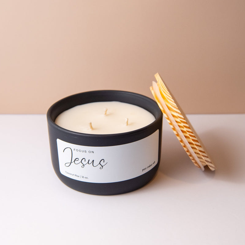 Ceramic candle with a woodsy scent